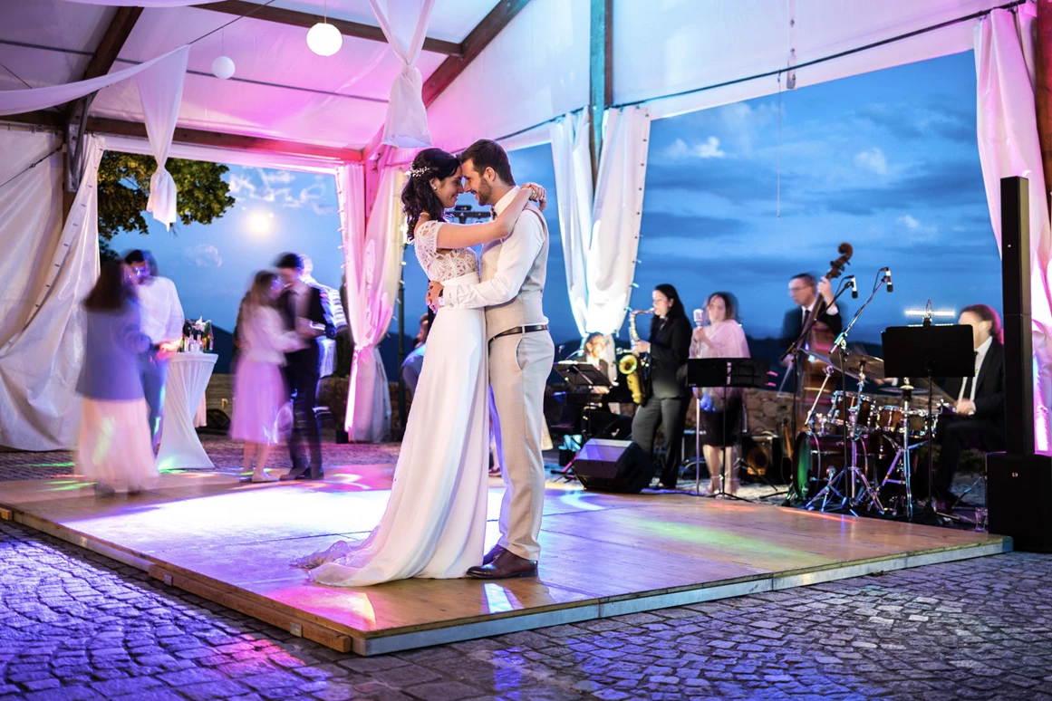 Hochzeit: Festzelt Tanzfläche - Burg Kreuzen