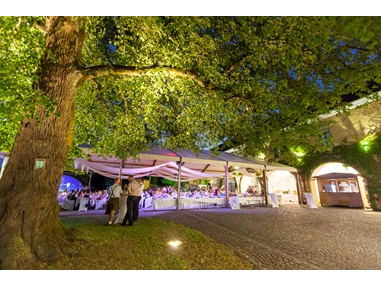 Hochzeit: Festzelt am Abend - Burg Kreuzen