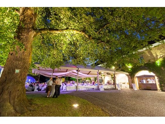 Hochzeit: Festzelt am Abend - Burg Kreuzen