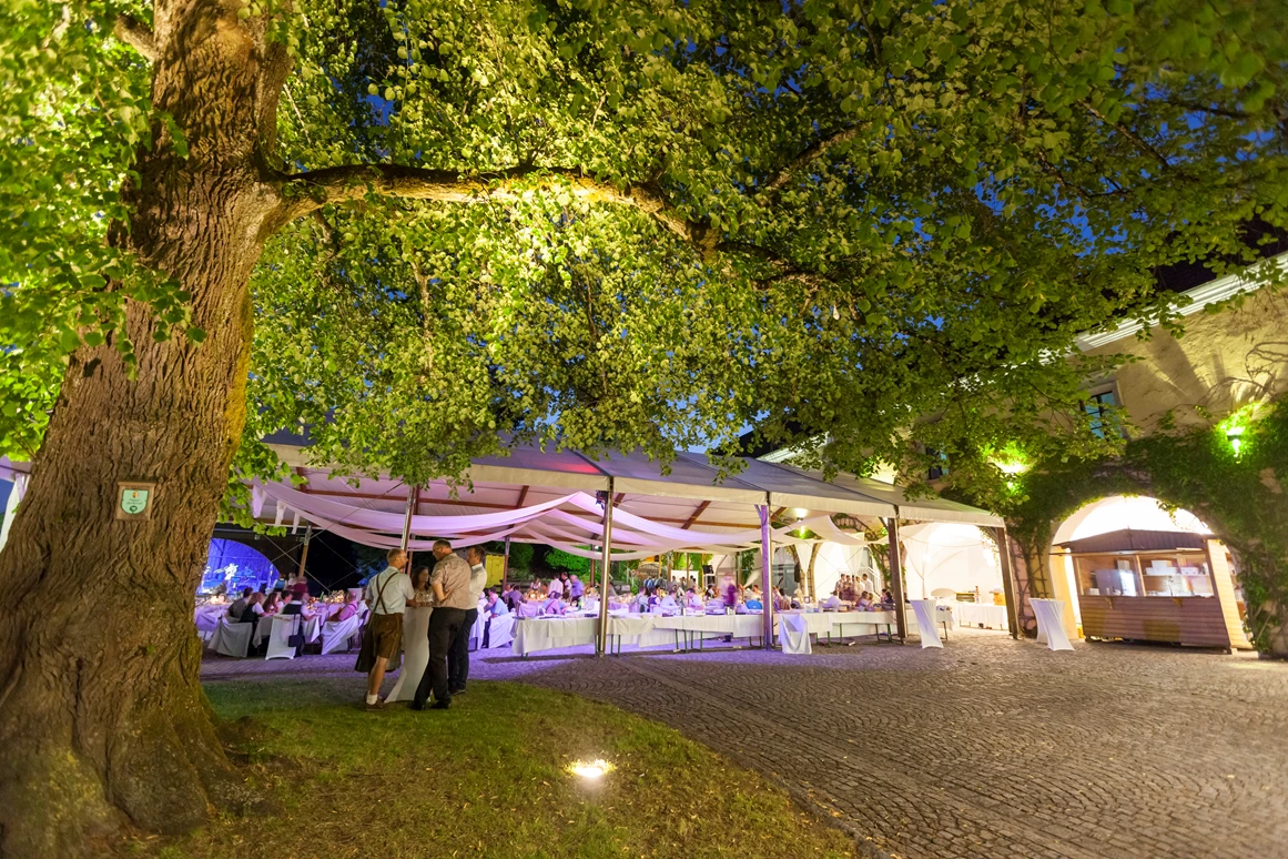 Hochzeit: Festzelt am Abend - Burg Kreuzen