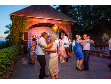 Hochzeit: Pavillion mit Tanzfläche - Burg Kreuzen