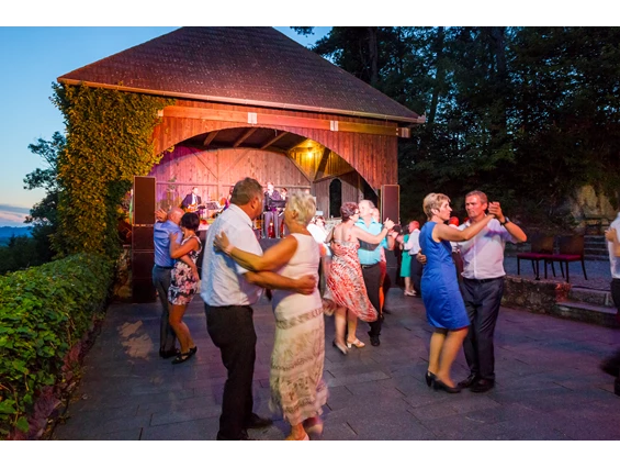 Hochzeit: Pavillion mit Tanzfläche - Burg Kreuzen