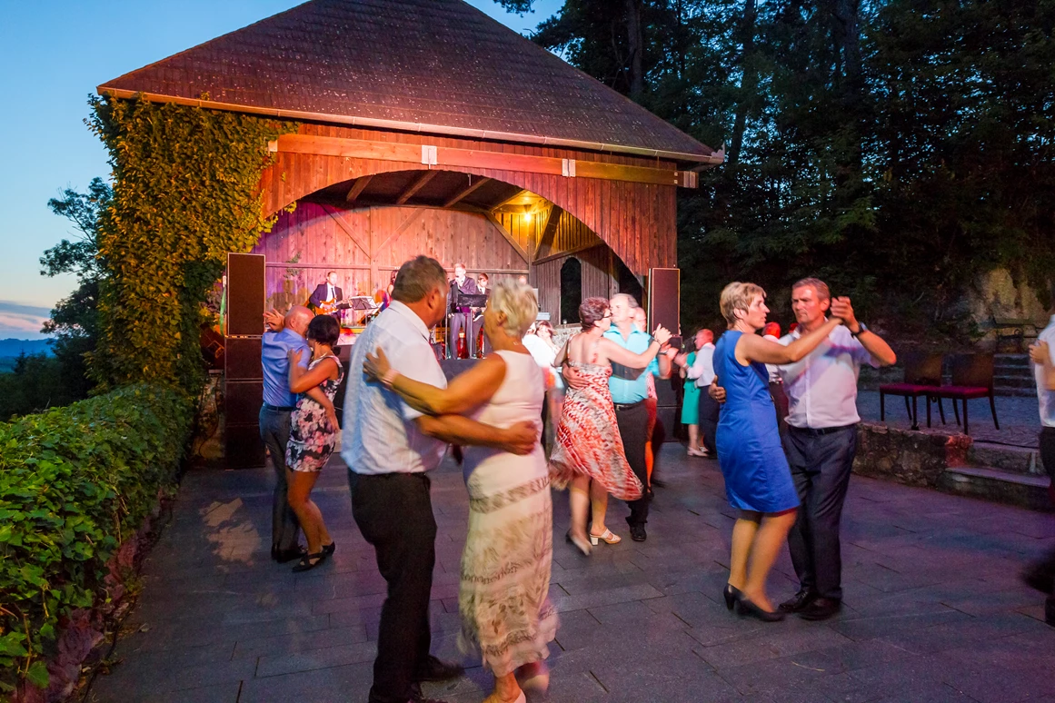 Hochzeit: Pavillion mit Tanzfläche - Burg Kreuzen