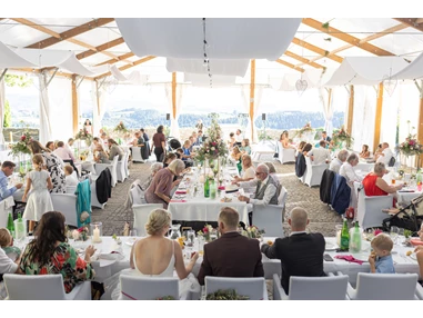 Hochzeit: Festzelt im Burghof - Burg Kreuzen
