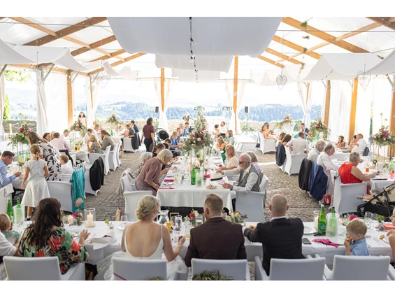Hochzeit: Festzelt im Burghof - Burg Kreuzen