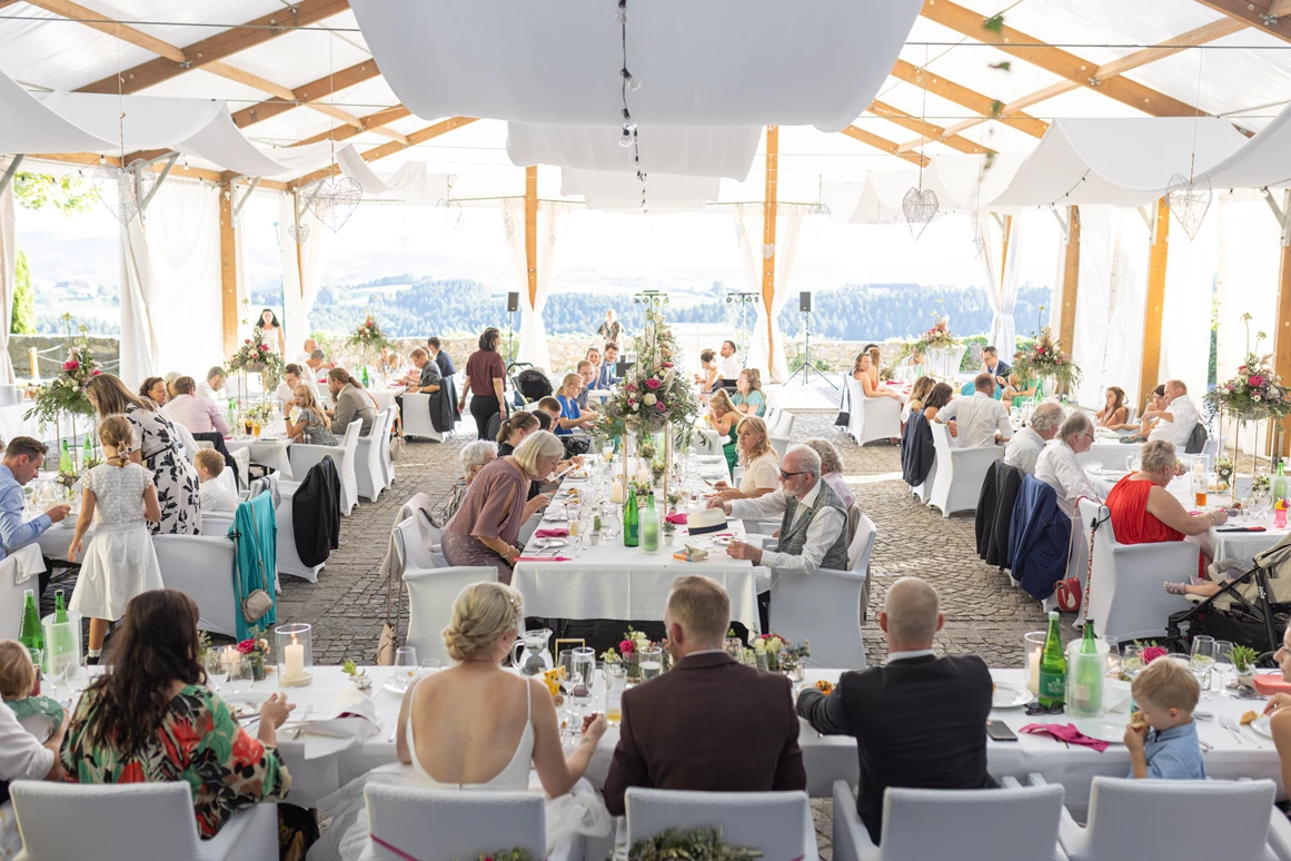 Hochzeit: Festzelt im Burghof - Burg Kreuzen