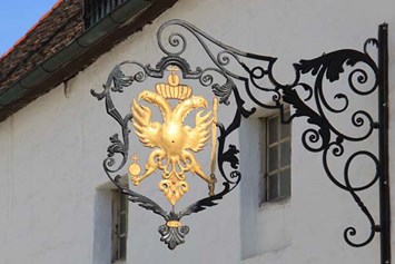 Hochzeit: Doppel-Adler am historischen Brauhaus - Landschloss Parz