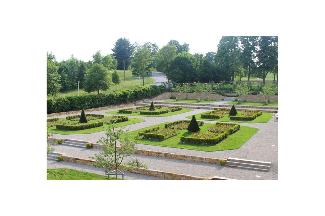 Hochzeit: Blick in den formal gestalteten Renaissance-Garten - Landschloss Parz