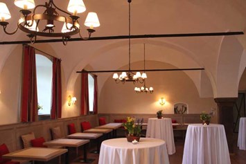 Hochzeit: Gemütlich-elegante Feiern finden in den Gewölben des Schlosswirtes am offenen Kamin statt. - Landschloss Parz