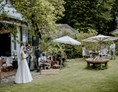 Hochzeit: Die Gartenanlage der Hochzeitslocation Villa Kunterbunt vor den Toren Wiens. - Villa Kunterbunt