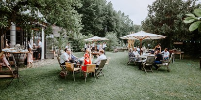 Hochzeit - Art der Location: Waldhochzeit - Schwechat - Entspannte Atmosphäre bei einer Gartenhochzeit. - Villa Kunterbunt