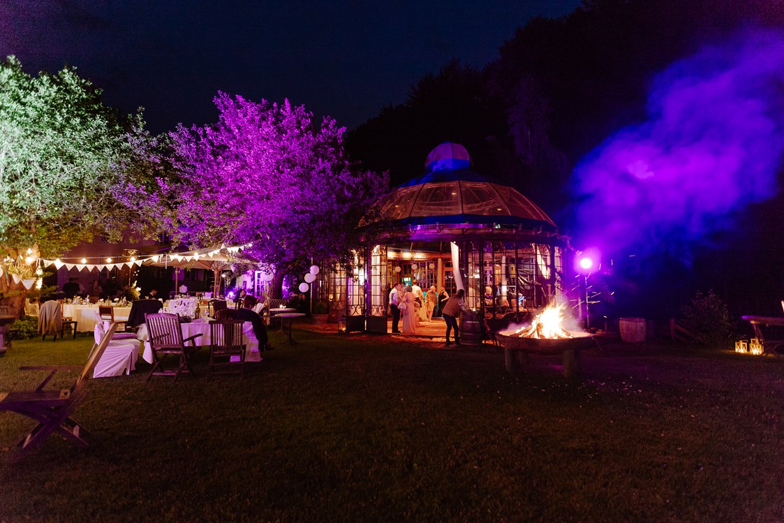 Hochzeit: Abendstimmt bei einer Gartenhochzeit in der Villa Kunterbunt in Pressbaum. - Villa Kunterbunt