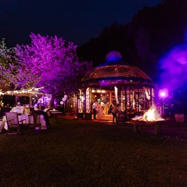Hochzeit: Abendstimmt bei einer Gartenhochzeit in der Villa Kunterbunt in Pressbaum. - Villa Kunterbunt