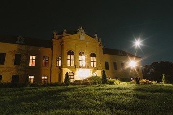 Hochzeit: Das Schloss Eckartsau bei Nacht. - Schloss Eckartsau