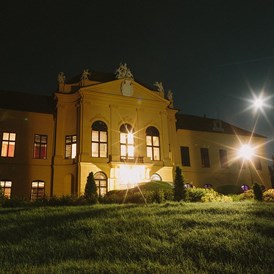 Hochzeit: Das Schloss Eckartsau bei Nacht. - Schloss Eckartsau