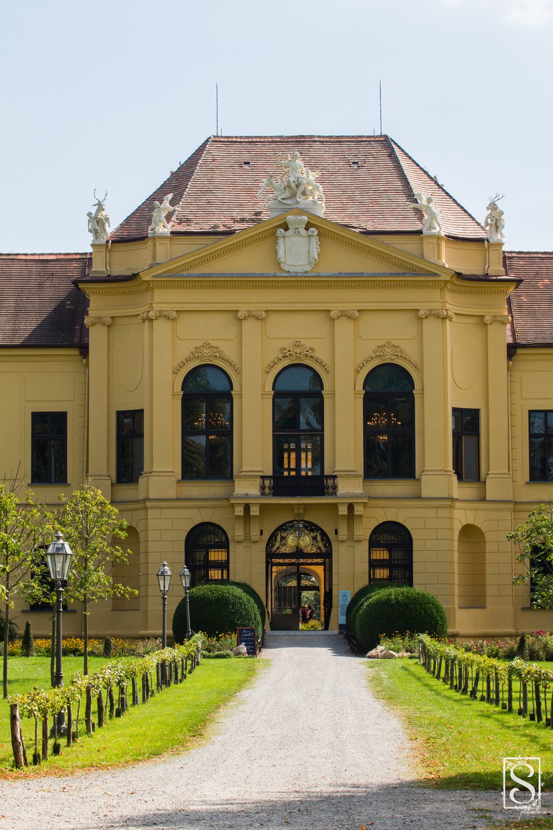 Hochzeit: Westfront des Schloss Eckartsau. - Schloss Eckartsau