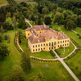 Hochzeit: Luftaufnahme des Schloss Eckartsau vor den Toren Wiens. - Schloss Eckartsau
