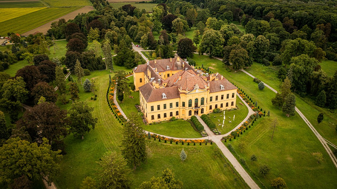 Hochzeit: Luftaufnahme des Schloss Eckartsau vor den Toren Wiens. - Schloss Eckartsau