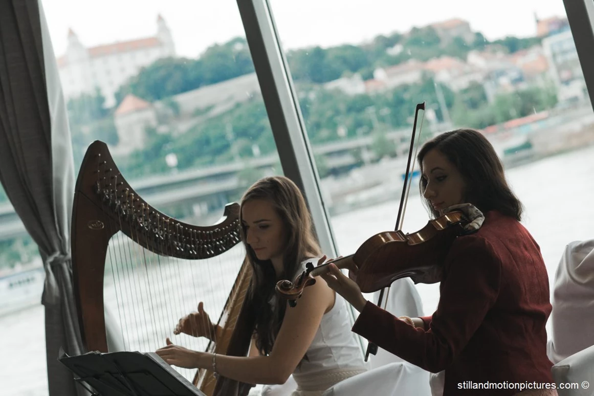 Hochzeitslocation: Heiraten im River's Club dem Clubschiff auf der Donau, Bratislava.
Foto © stillandmotionpictures.com - River's Club