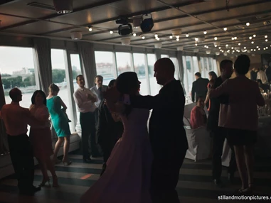 Hochzeitslocation: Heiraten im River's Club dem Clubschiff auf der Donau, Bratislava.
Foto © stillandmotionpictures.com - River's Club