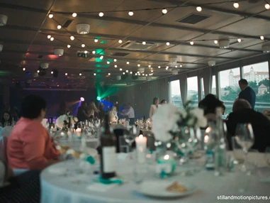 Hochzeitslocation: Heiraten im River's Club dem Clubschiff auf der Donau, Bratislava.
Foto © stillandmotionpictures.com - River's Club