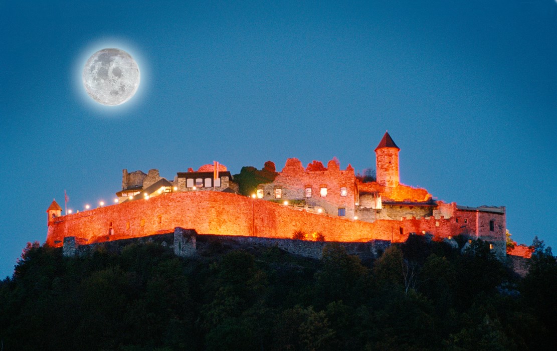 Hochzeit: Burg Landskron bei Nacht - Burg Landskron
