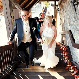 Hochzeit: Brautpaar auf dem Weg zum Hochzeitssaal, Burg Landskron - Burg Landskron