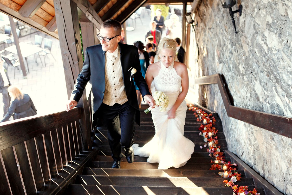 Hochzeit: Brautpaar auf dem Weg zum Hochzeitssaal, Burg Landskron - Burg Landskron