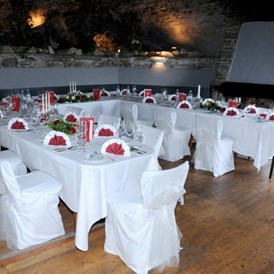 Hochzeit: Hochzeitstafel im Burgstüberl, Burg Landskron - Burg Landskron