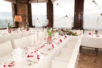 Hochzeit: Hochzeitstafel im Turmsaal, Burg Landskron - Burg Landskron