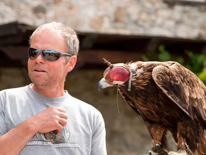 Hochzeit - Bezirk Villach - Falkner Franz Schüttelkopf mit einem Adler der Greifvogelwarte Landskron, Burg Landskron - Burg Landskron