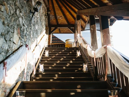 Hochzeit - Bezirk Villach - Der Weg zum Hochzeitssaal der Burg Landskron. - Burg Landskron