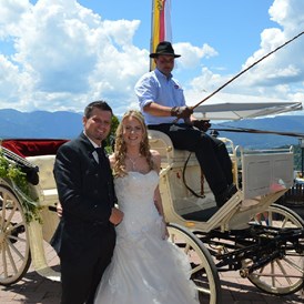 Hochzeit: Ankunft des Brautpaares mit der Pferde-Kutsche - Burg Landskron